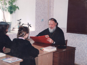 Владыка с первыми выпускниками